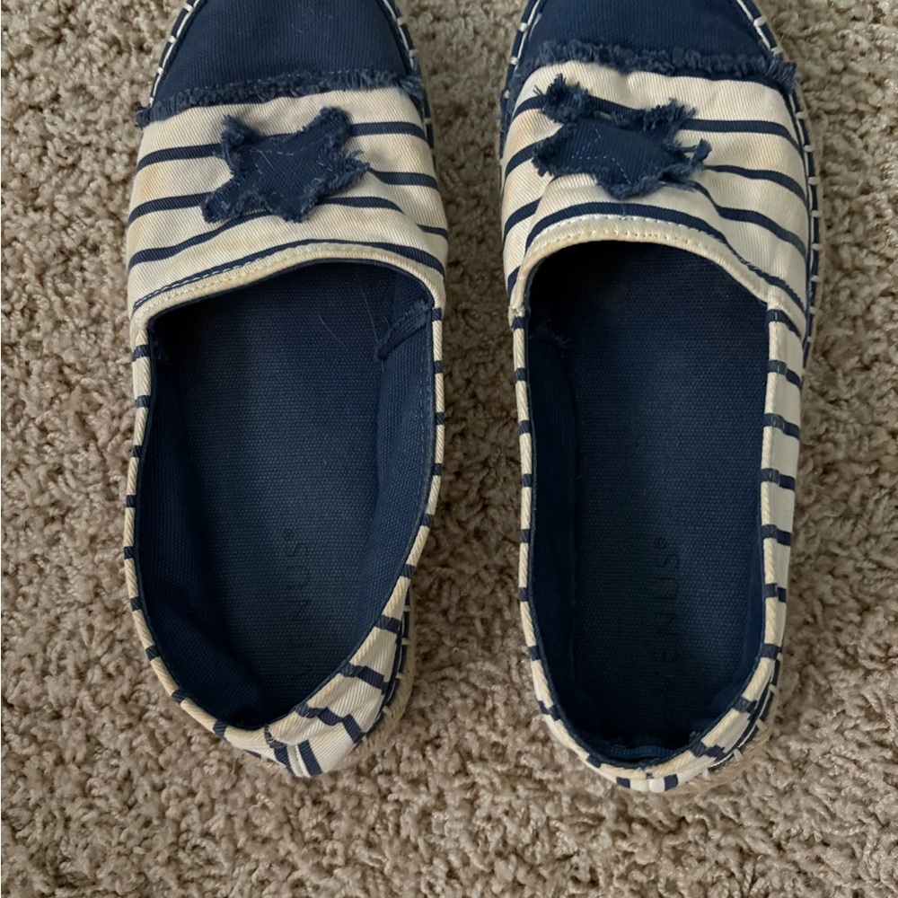 Pretty tea stained denim striped canvas Star shoes. Size 6.5